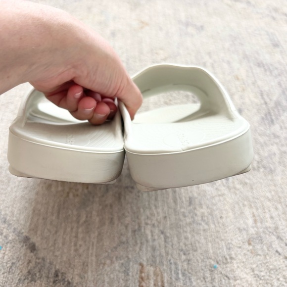 OOFOS OOahh UNISEX White Slide Sandals M10/W12 Recovery Comfy Casual - Picture 3 of 7